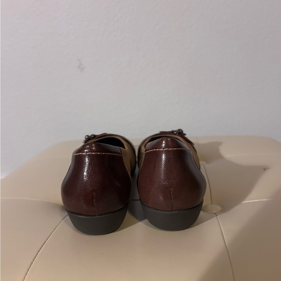 Easy Spirit Leather Flats, Size 5.5, New in Box. Fair Condition - Picture 3 of 5